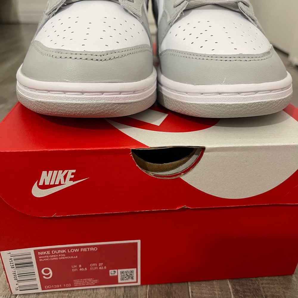 Nike Classic Gray and White Low-Tops - Picture 4 of 4